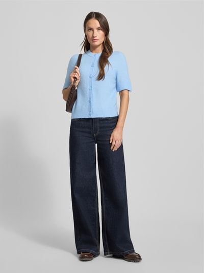 Frauenmodel trägt Strickjacke mit Knopfleiste Modell 'NOURA' von Samsøe Samsøe in Hellblau, Woll-Alpaka-Mix mit Stretch-Anteil, Regular-Fit, 1/2-Ärmel, gerippte Abschlüsse, Rundhalsausschnitt, Ganzkörperansicht von vorne.