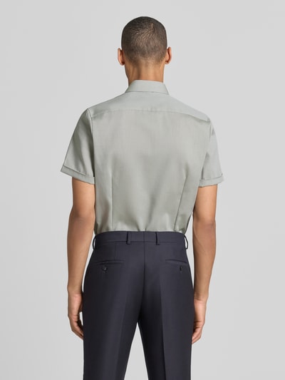 Męski model nosi Slim Fit Business-Hemd mit Kentkragen od OLYMP Level Five, jasnozielony, krój slim fit, czysta bawełna, tył, krótkie rękawy, guziki, długość tyłu w rozmiarze 40: 70 cm, szerokość ramion w rozmiarze 40: 40 cm, długość rękawa w rozmiarze 40: 24 cm, pełny widok sylwetki od tyłu