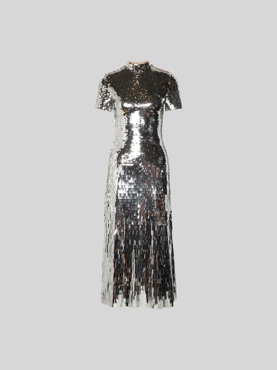 Produktfoto, Maxikleid mit Allover-Zierbesatz von Self-Portrait in Silber, taillierte Passform, Stehkragen, Reißverschluss, kurzärmelig, schimmernde Oberfläche, Maße bei Größe S: Gesamtlänge 133 cm, Brustweite 36 cm, Ärmellänge 15 cm, Taillenweite 33 cm.