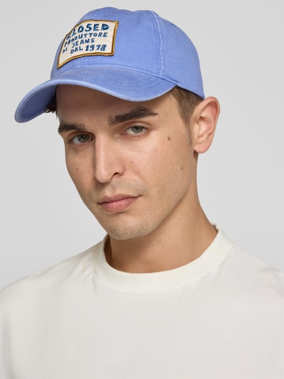 Mannenmodel draagt Base Cap met Logo-Patch van Closed in denim-look katoen met statement-stiksel en strapback, Nahaufnahme Oberkörper.