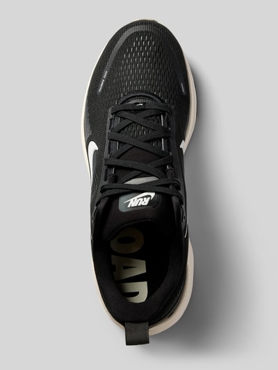 Produktfoto, Sneaker mit Logo-Print Modell 'VOMERO 18' von Nike für Herren, schwarz mit weißen Akzenten, feine Netzstruktur, neutrale Ansicht.