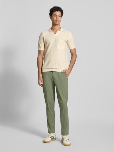 Mannelijk model draagt Slim Fit Stoffhose met afneembare riem model 'Marco' van Jack & Jones in groentint, elastische katoenmix, steek- en achterzakken, bundwijdte 43 cm, binnenbeenlengte 74 cm, volledige vooraanzicht.