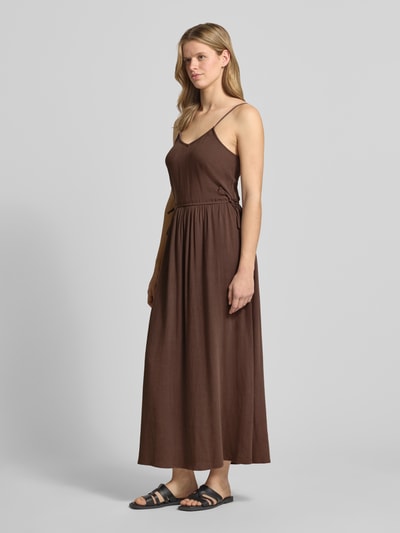 Frauenmodel trägt A-Linien Freizeitkleid aus Viskose-Leinen-Mix Modell 'SIESTA' von Only, Unifarben, Maxi, V-Ausschnitt, Binde-Detail, verstellbare Spaghettiträger, ärmellos, Volant-Saum, Ganzkörperansicht von vorne.