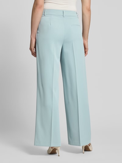 Frauenmodel trägt Wide Fit Stoffhose mit Bügelfalten von Christian Berg Woman Selection, hellblau, Elastischer-Material-Mix, Ganzkörperansicht Rückansicht.