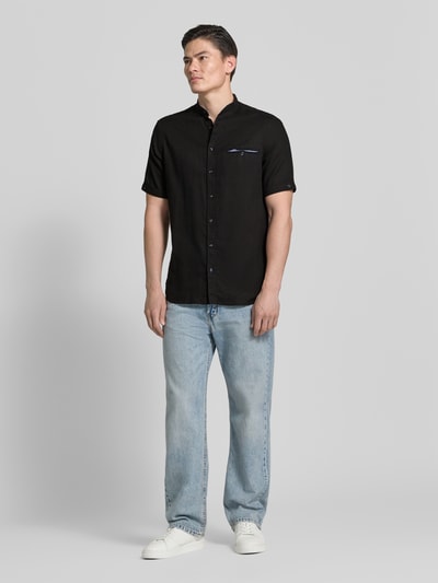 Männermodel trägt Regular Fit Freizeithemd mit Brusttasche von Christian Berg Men aus Reine Baumwolle, Schwarz, Ganzkörperansicht von vorne.