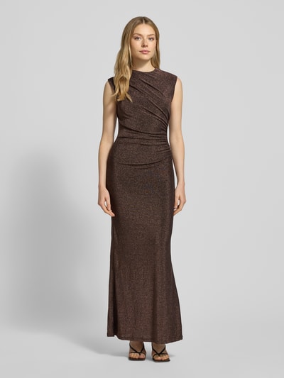 Modelka kobieca nosi długą suknię wieczorową Abendkleid im Metallic-Look Modell 'Kristy' od Forever New, figura podkreślona, brązowe metaliczne kolory, okrągły dekolt, drapowania, mieszanka materiałów z dodatkiem stretchu, widok całej sylwetki z przodu.