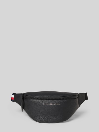 Produktfoto, Bauchtasche mit Strukturmuster von Tommy Hilfiger in Schwarz mit Logo-Details, robustem Material, Hauptfach mit Reißverschluss und verstellbarem Schulterriemen mit Klickverschluss, Label-Schriftzug, Reißverschlussfach innen, Maße: Breite 36 cm, Länge 15 cm, Tiefe 5 cm, Schulterriemenlänge 90 cm.