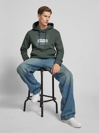 Jack & Jones Comfort Fit Hoodie aus Baumwoll-Mix mit gummiertem Print Modell 'AERO' Bottle 1