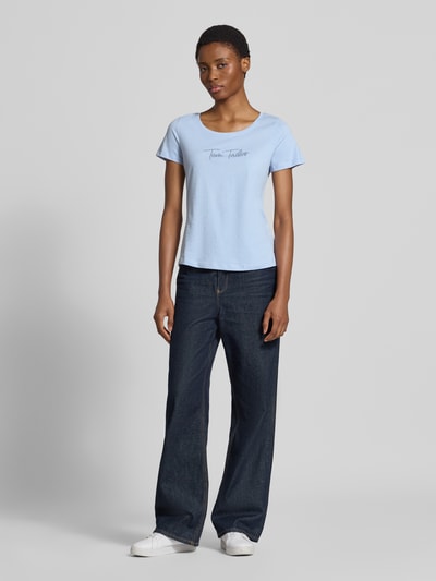 Frauenmodel trägt Regular Fit T-Shirt aus reiner Baumwolle von Tom Tailor in Hellblau mit glatter Oberfläche, Ganzkörperansicht von vorne. Damen T-Shirt von Tom Tailor.