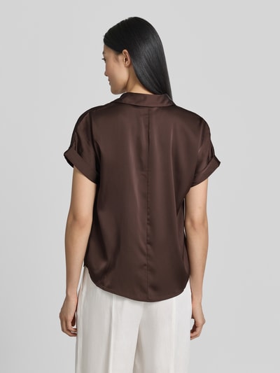 Vrouwenmodel draagt Regular Fit blouse met V-hals model 'ENNA RAVENNA' van Vila van satijn in bruin, knoopsluiting, mouwen met omslag, ruglengte maat 36: 59 cm, volledige achteraanzicht