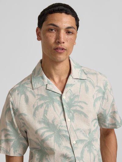 Männermodel trägt Regular Fit Freizeithemd aus Baumwoll-Leinen-Mix Modell 'CAIDEN' von Only & Sons, dezentes Palmenmuster in Mint, Nahaufnahme Oberkörper, Herren Freizeithemd.