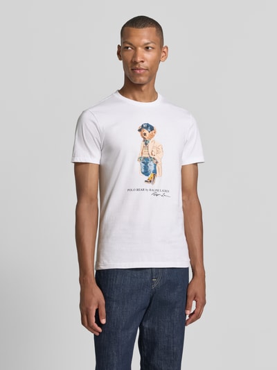 Männermodel trägt weißes slim fit t-shirt aus reine katoen mit polo bear-print Modell '26/1' von Polo Ralph Lauren, heren t-shirt, ganzlichaamsaanzicht van voren.