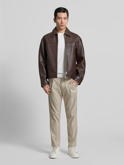 Mannenmodel draagt Stoffhose met elastische tailleband van Drykorn, beige kleur, rechte fit, materiaal-mix met viscose, vooraanzicht helemaal.