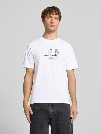 Männermodel trägt T-Shirt im 3er-Pack mit Statement-Print Modell 'DUST' von Jack & Jones aus Reiner Baumwolle in Weiß, Gerade, Rundhalsausschnitt, Logo-Print, Ganzkörperansicht von vorne.