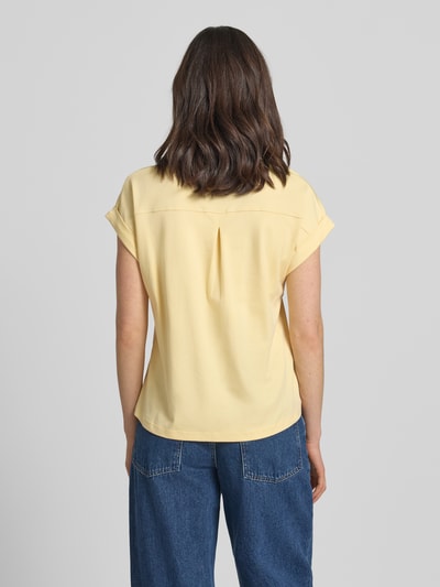 Frauenmodel trägt T-Shirt mit Rundhalsausschnitt von monari in Gelb, Reine Baumwolle, Regular-Fit, Ärmel mit Aufschlag, Rückenlänge 59 cm bei Größe 36, Ganzkörperansicht Rückansicht.