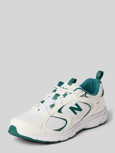 Produktfoto, Sneaker mit Logo-Detail Modell '408' von New Balance, weiß mit grünen Akzenten, abgerundete Form, profilierte Sohle, leicht strukturierte Textur, Damen Sneaker, Kontext: Logo-Detail, abgerundete Passform, Absatzhöhe 3 cm, Schafthöhe 7 cm, Schaftweite 8 cm