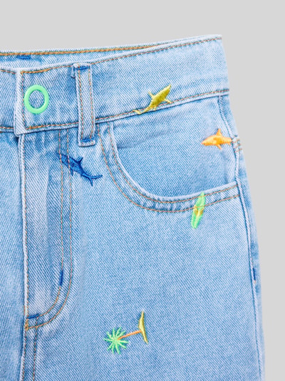 Produktfoto, Jeansshorts mit Stitchings von BILLIEBLUSH aus reiner Baumwolle in Hellblau, Regular-Fit, bunte Stickereien, Eingrifftaschen