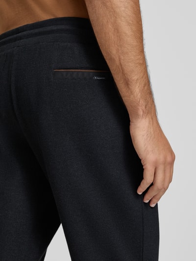 Männermodel trägt Sweatpants mit elastischem Bund und Tunnelzug von bugatti, Baumwoll-Mix, Regular Fit, Detailaufnahme Rückansicht.