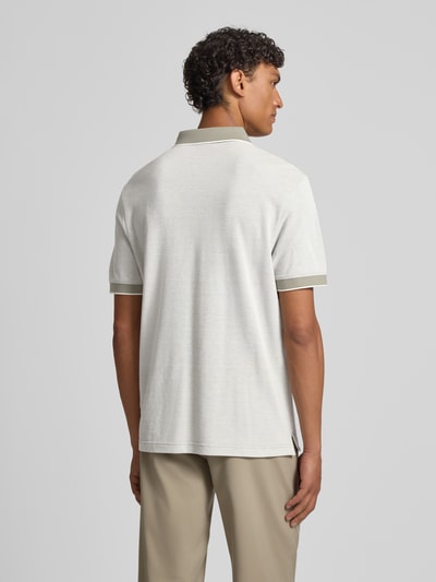 Männermodel trägt Regular Fit Poloshirt mit Label-Stitching Modell 'Percyco' von JOOP! Collection, Reine Baumwolle, Ganzkörperansicht Rückansicht