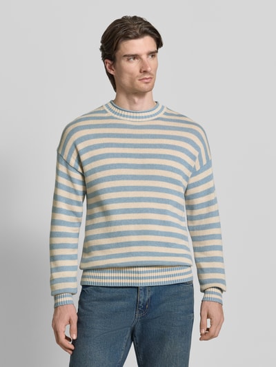 Männermodel trägt Strickpullover aus Baumwoll-Kaschmir-Mix mit gerippten Abschlüssen von FTC-Cashmere, blau-beige gestreift, Regular-Fit, Rundhalsausschnitt, Herren, Nahaufnahme Oberkörper.