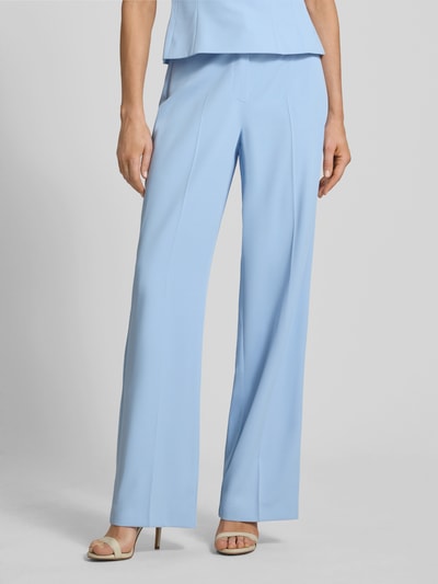 Modelka kobieca nosi Hose mit Bügelfalten od Jake*s Cocktail, materiał z domieszką stretchu, krój regular fit, jasnoniebieski kolor, szerokość w rozmiarze 36: 34 cm, długość nogawki wewnętrznej w rozmiarze 36: 82 cm, pełny widok sylwetki z przodu.
