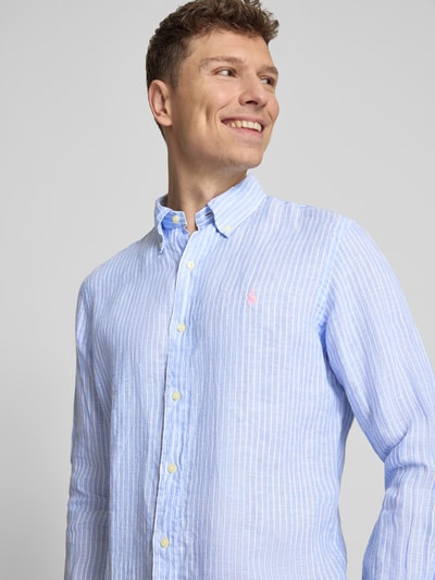 Mannenmodel draagt Regular Fit Freizeithemd aus reinem Leinen van Polo Ralph Lauren, meerkleurig gestreept linnen, logo-detail, close-up bovenlichaam.