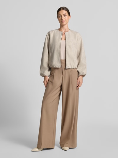 Vrouwenmodel draagt Regular fit bomberjack in viltlook model 'CHLOE' van VERO MODA, dames bomberjack/blouson, kleuren beige en bruin, gladdere textuur, geheelvooraanzicht.
