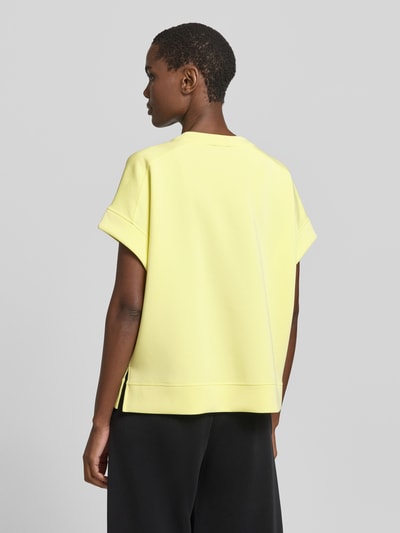 Vrouwenmodel draagt Relaxed Fit T-shirt uit modalmix van s.Oliver RED LABEL, look: effen kleuren, scuba, korte mouw, rompzoom met split, rugaanzicht