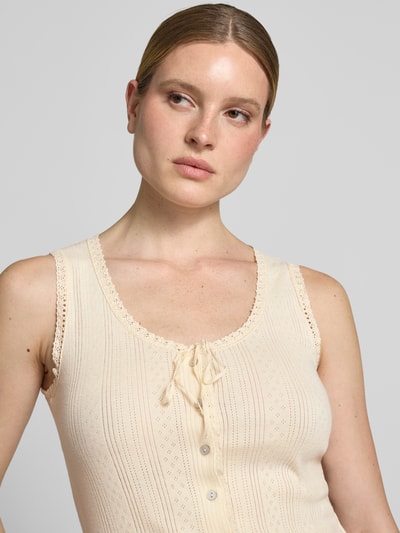 Vrouwenmodel draagt Trägertop mit Rundhalsausschnitt und Knopfleiste van Jake*s Casual van puur katoen, slim fit, ronde hals, knoopsluiting, ruglengte maat S 52 cm, close-up bovenlichaam.