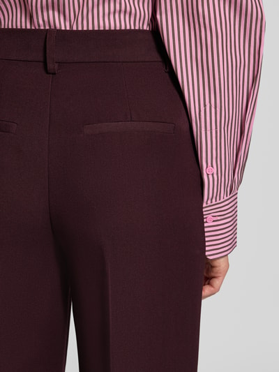 Vrouwenmodel draagt Weite broek met viscose, model 'HATTIE-LANA' van ONLY, Dames Weite broek, detailopname rugzijde.