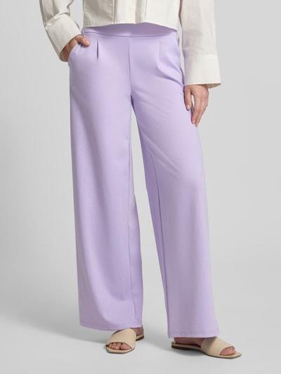 Modelka nosi Wide Fit Hose mit elastischem Bund Modell 'KATE' od ICHI, materiał z dodatkiem wiskozy, kolor jasnofioletowy, szerokość w rozmiarze S 38 cm, długość nogawki wewnętrznej 79 cm, widok całej sylwetki z przodu