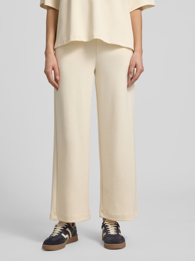 Kobiece model prezentuje Wide Leg Sweatpants mit elastischem Bund od Soyaconcept, kremowy kolor, szerokie nogawki, modal, widok z przodu, ujęcie całej sylwetki.
