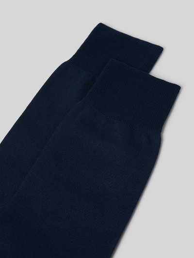 Productfoto, Socken mit Label-Print im 2er-Pack van Christian Berg Men, donkerblau, katoenmix met geribde rand en logo-opdruk.