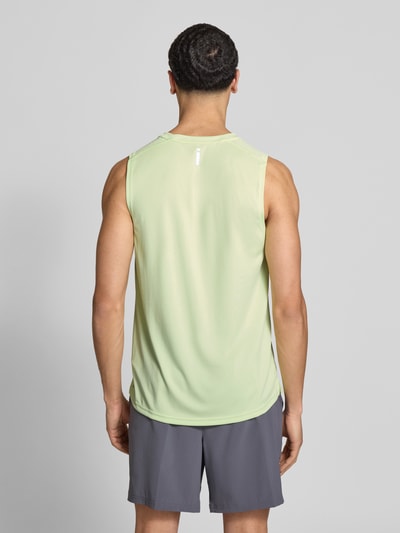 Męski model prezentuje Top mit Logo und Rundhalsausschnitt von PUMA PERFORMANCE w kolorze jasnej zieleni, krój regular fit, logo, długość pleców w rozmiarze M: 71 cm, całopostaciowy widok z tyłu.