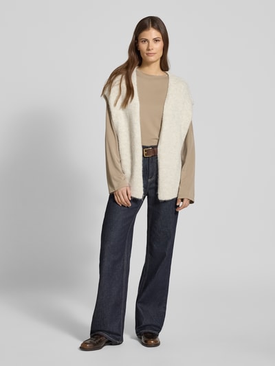 Frauenmodel trägt Offene Weste mit Woll-Anteil Modell 'MILLERS' von B.Young, Material-Mix, offene Passform, Rückenlänge 64 cm, Ganzkörperansicht von vorne.