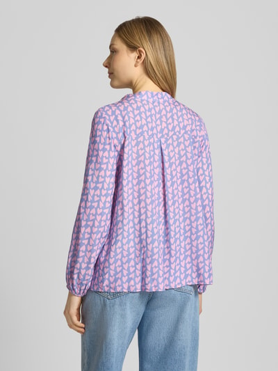 Frauenmodel trägt Bluse aus Viskose mit Serafino-Ausschnitt Modell 'Ja44nina' von ZABAIONE in Rosa mit Herzmuster, Lockerer-Schnitt, elastische Ärmelabschlüsse, Rückenlänge 65 cm bei Größe S, Ärmellänge 56 cm, Ganzkörperansicht Rückansicht.