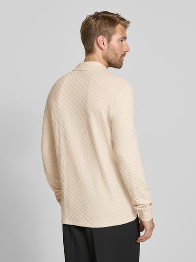Männermodel trägt Regular Fit Freizeithemd mit Kentkragen von Paul Smith in Beige, strukturierte Baumwolle, Rückenansicht, Nahaufnahme Oberkörper.