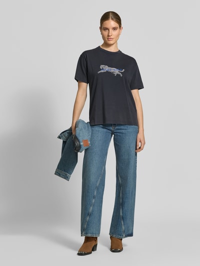 Vrouwenmodel draagt donkerblauw T-Shirt met Label-Stitching van Anine Bing, pure katoen, losse fit, ronde hals, ruglengte 56 cm, volledige lichaamsweergave vooraan.
