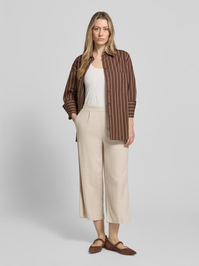 Frauenmodel trägt Regular Fit Culotte aus Viskose-Leinen-Mix Modell 'MYMILO' von Vero Moda, unifarben, Flammgarn-Textur, Ganzkörperansicht von vorne.