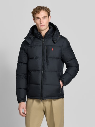 Mężczyznamodel nosi czarną kurtkę puchową Regular Fit Daunenjacke mit Logo-Stitching von Polo Ralph Lauren, widok całej sylwetki z przodu, kurtka męska Polo Ralph Lauren.