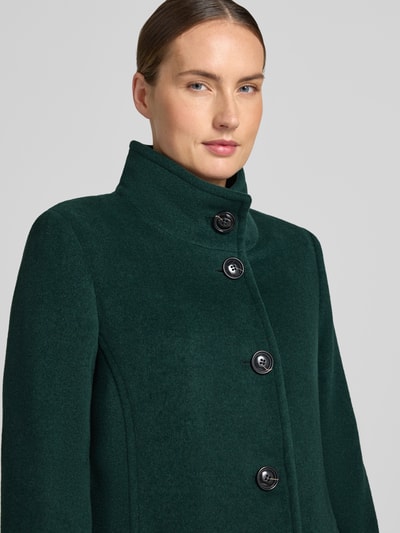 Kobiece model nosi Jacke mit Stehkragen und Eingrifftaschen od FUCHS SCHMITT, Mieszanka materiałów z dodatkiem wełny, linia a, stójka, listwa guzikowa, wpuszczane kieszenie, Długość tyłu w rozmiarze 36: 73 cm, Szerokość ramion w rozmiarze 36: 37 cm, Szerokość w rozmiarze 36: 48 cm, Długość rękawów w rozmiarze 36: 64 cm, zielony, faktura miękka, kształty zaokrąglone, zbliżenie na górną część ciała,
