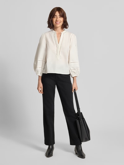 Frauenmodel trägt Feminine Fit Jeans mit Eingrifftaschen von Marc Cain, schwarze Baumwoll-Elasthan-Mix Hose, Regular Waist, Ganzkörperansicht von vorne.