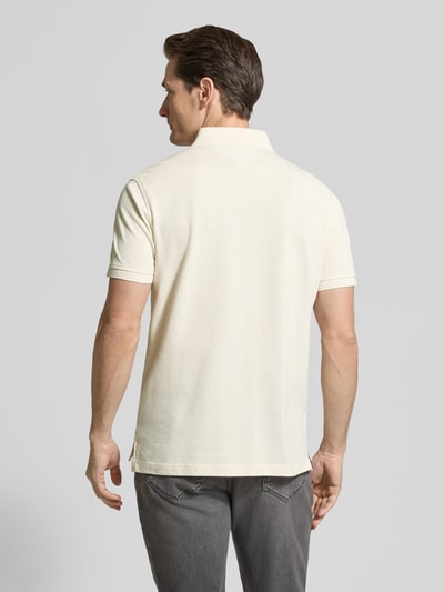 Männermodel trägt Regular Fit Poloshirt aus katoenmix van Tommy Hilfiger, look: effen, gestikt logo, polokraag, korte mouw, met split, piqué, ganzkörperansicht rückansicht.