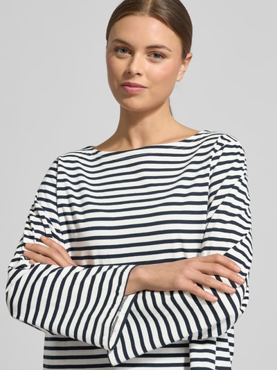 Frauenmodel trägt Loose Fit Langarmshirt aus reiner Baumwolle von Soyaconcept, U-Boot-Ausschnitt, gestreiftes Design, Nahaufnahme Oberkörper.