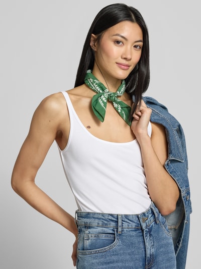 Frauenmodel trägt Slim Fit Tank Top aus Baumwoll-Mix Modell 'Ina/Dailies' von OPUS in Weiß, unifarben, Feinripp, Ganzkörperansicht von vorne.