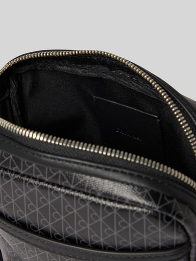 Produktfoto, Torebka 'Handtasche mit Logo-Muster und Schulterriemen' od CK Calvin Klein z wzorem z logo, główna przegroda z zamkiem błyskawicznym, naszywka z logo, pasek na ramię, szerokość w rozmiarze 1: 15 cm, długość w rozmiarze 1: 22 cm, głębokość w rozmiarze 1: 5 cm, długość paska na ramię w rozmiarze 1: 75 cm