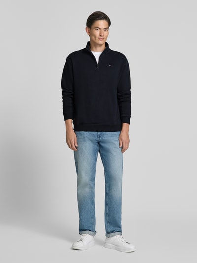 Männermodel trägt Troyer mit Logo-Stitching und gerippten Abschlüssen von HECHTER PARIS in Dunkelblau, Baumwoll-Mix, Regular Fit, Ganzkörperansicht von vorne.