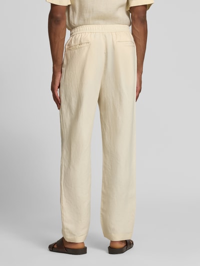 Männermodel trägt Straight Leg Stoffhose aus Leinen-Mix von Lacoste, Optik: Unifarben, Materialverarbeitung: Flammgarn, Ganzkörperansicht Rückansicht.