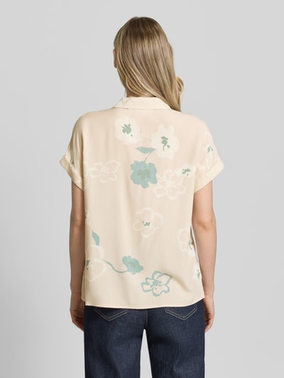 Frauenmodel trägt Bluse aus Viskose mit fixiertem Ärmelaufschlag von JAKE*S STUDIO WOMAN, Kentkragen, Gerader-Schnitt, florales Muster, Rückansicht Ganzkörperansicht.