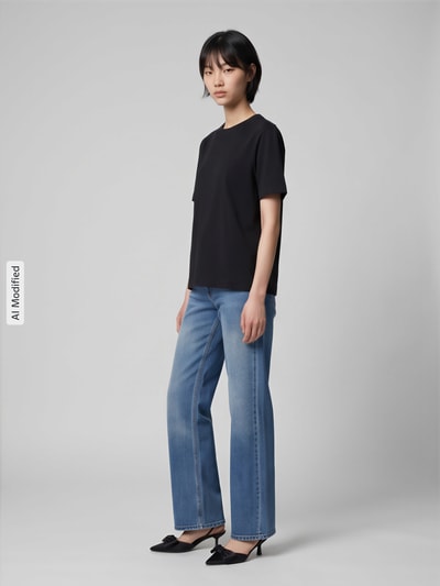 Frauenmodel trägt Boxy Fit T-Shirt aus Baumwoll-Viskose-Mix Modell 'ESSENTIAL' von Selected Femme, dunkles Shirt, helle Jeans, Ganzkörperansicht von vorne, Damen T-Shirt von Selected Femme, KI-modifiziertes Bild.